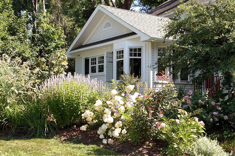 The front yard of a beautiful Alexandria VA summer home with an outdoor pest problem